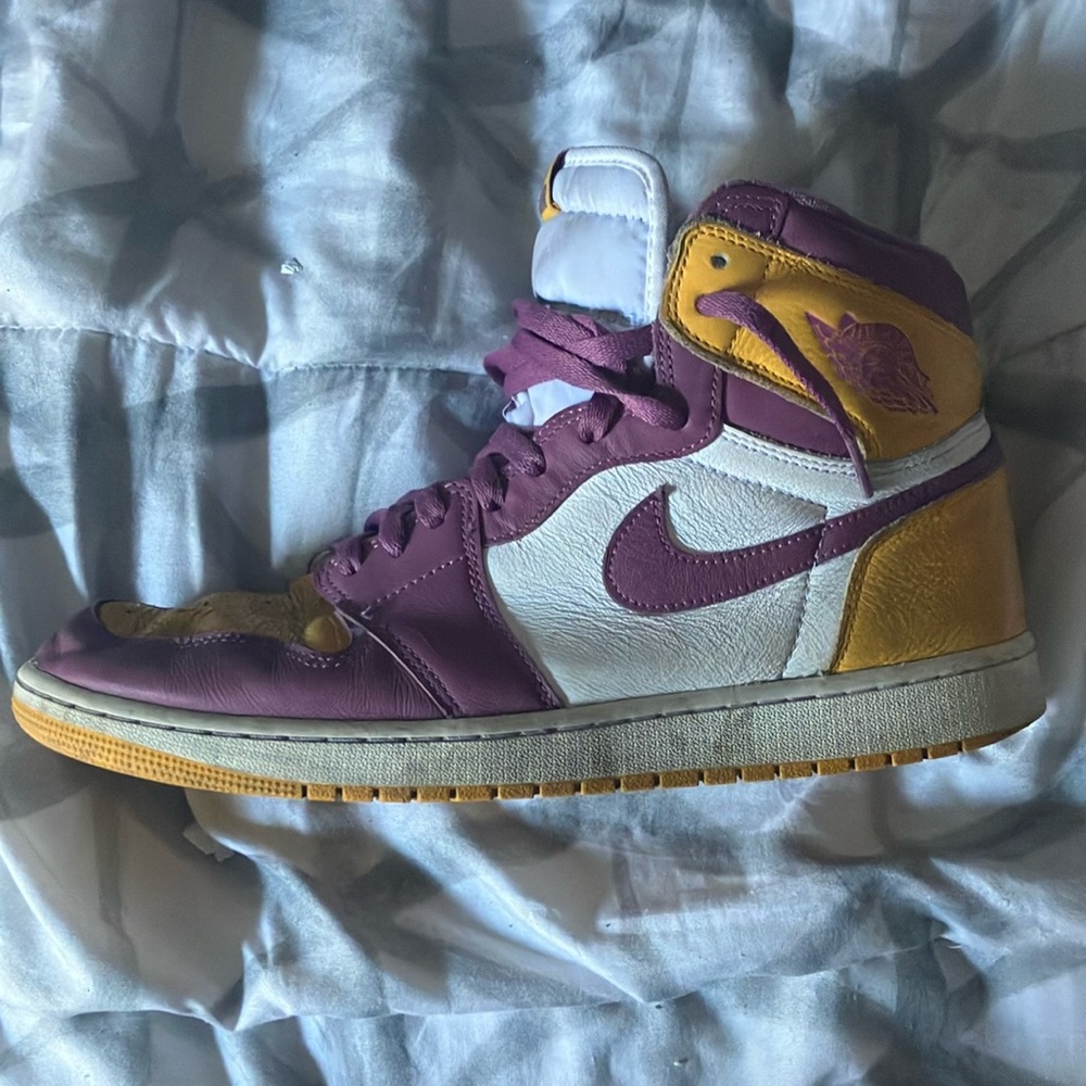Jordan’s men’s size 13 no box lakers colors Jordan’s 1s